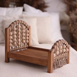 Keepsakes Baby Retro Bed Infant Mini Bed born Centenary Pography Olid Wood Hand-woven Po Props Furniture Posing Assisted Props 231114