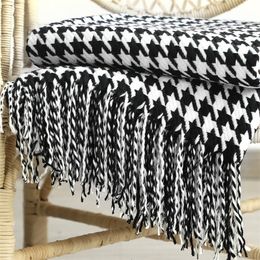 Blankets Classic Black and White Houndstooth Sofa Throw Blanket With Tassels Decorative Couch Blanket Bed Runner Blanket Bed Cover 230414