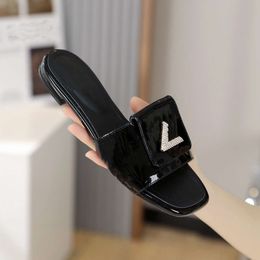 Fashion 2023 Design Summer Men and Women Flat Shoes Thick Sole Leather Rubber Letter Casual Cartoon Slippers Viuity 07-0016