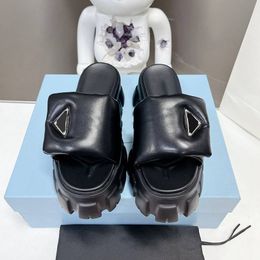 Sandali firmati Pantofole con tacco e plateau Ciabatte da donna Moda Triangolo con fibbia Glaidatore seghettato Sandalo da spiaggia con suola spessa ultraleggera