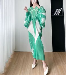 Ny Issey Casual Pleated Designer Fashion Style V-Neck Bat Sleeve Dress Löst montering Home Party Casual mångsidig ytterkläder 231