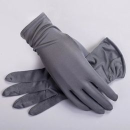 Five Fingers Gloves 100 Natural Mulberry Silk Summer Female Ultra Thin Breathable Sleep Moisturizing Sunscreen AntiUV Driving Mittens M51 231114