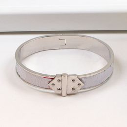 Bracciale rigido in acciaio classico alla moda Bracciale in pelle marrone piatto di design di marca per donna e uomo Braccialetti con ciondolo in metallo con testa di chiusura, orecchini, braccialetti