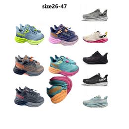 Tasarımcı Kid Hoka Clifton 9 Plus Hız Keçi 5 Koşu Ayakkabıları Erkek Kadınlar Üçlü Siyah Siklamen Buzlu Buzlu Buz Su Şeftali Parfait Erkek Kız Kızlar Spor Açık Mekan Ayakkabı Boyutu 26-47