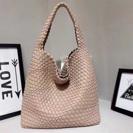 2023 Handbag Ins venetasbottegas Hand Knitted Korean Carrying Tote Woven Bag Women's One Shoulder Large Capacity