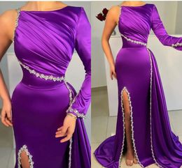 Purple Mermaid Prom Dresses Satin Pärlade en axel Hög sida delad golvlängd Formell kvällstävling Födelsedag Kändis Party klänningar med långt tåg anpassade 2024