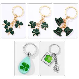 Keychains Creative Clover Four-leaf Metal Key Chain Bag Ornaments Women's Car Pendant Holiday Gifts.