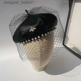 Berets PU Leather Women Fashion Winter Beret Metal Bee Sexy Netting Black Hats French Artist Warm Beanie Ladies All Match gorrasL231115