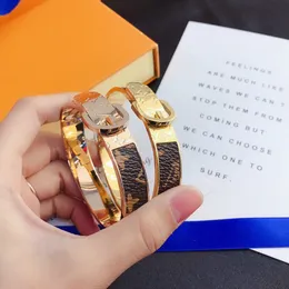 Novo estilo pulseiras femininas letra de gordura de pulseira de jóias de jóias de couro falso 18k ouro aço inoxidável de aço inoxidável Acessórios de jóias de moda