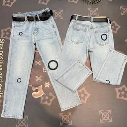 Pantaloni jeans da donna con pantaloni in denim alla moda con lettere. Tendenza stampata con pantaloni casual a nove punti