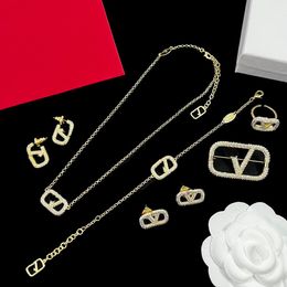 Lüks mücevherler kadın parlak elmaslar kolye bilezikler bileklik broş küpeler setleri v alfabe desen pirinç 18k altın kaplama bayanlar tasarımcı takıları