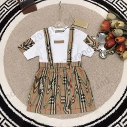 2023SS Çocuk Tasarımcı Giyim Setleri Marka Kız Tişörtleri Strappy Elbiseli İki Parça Setleri Yüksek Son Pamuk Tişörtleri Ekose Etekleri Yaz Çocuk Elbiseleri Setleri