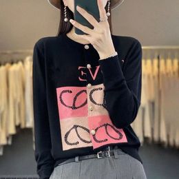 Mulheres Designer Sweaters Loewees Sweater Knit Moletom Gola Longa Slevee Cardigan Hoodie Carta Bordado Roupas Casuais Outono e Inverno X6Kt #