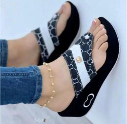 2023 Sandali di design di moda di lusso Pantofole piatte con sandali con zeppa da esterno per pavimenti estivi Lady Letters Cowboy Scarpe da spiaggia da donna classiche 36-43