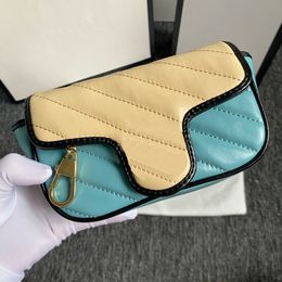 2024 Vintage-Inspired Bicolor Clutch with Curved Quilted Design and Gold-Tone Hardware Accents shoulder tote Luxury Womens Chain Crossbody fashion totes 574969