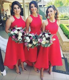 2023 Red Neckholder Brautjungfernkleider Hi-Lo Einfache afrikanische Landhochzeitsgastkleider Trauzeugin Kleid Plus Size Maßgeschneidert