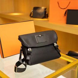 Size 36x6x25cm luxury designers mens Shoulder bags Purses Classic fashion men messenger bags Leather cross body bag school bookbag should crossbody bag 9907