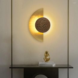 Wall Lamps Designer Half Moon Led Lamp Modern Simple Resin Iron Creative Living Room Light Bedroom Bedside Stair Aisle Sconces