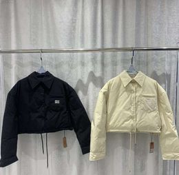 디자이너 Miumiui Down Jackets 23 가을/겨울 새로운 틈새 디자인 깨끗하고 구속되지 않은 거리 스타일 룩 쇼트 다운 재킷