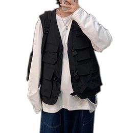 Men's Jackets Mens Fashion Tooling Vest Men Streetwear Cargo Vest Hip Hop Sleeveless Jacket Gilet Military Multi-Pocket Outdoors Jacket 231115