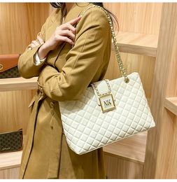 Leather rhombus stitched chain bag fashion versatile shoulder bag 2023 new trendy large capacity tote bag