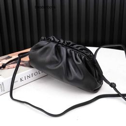 Designer women's bag Cloud Wrap Pleated Dumpling Bun Women's Versatile Leather Handheld Solid One Shoulder Oblique Straddle Bag