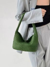 New Arrival 2023 hand woven women's Fashion Handbag Designer Show Knitting Design Casual Tote Shoulder Bag Crossbody Bags