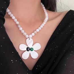 Pendant Necklaces Elegant Irregular Flower Necklace Fashion Choker Simple Clavicle Chain Resin Beaded Neck Party Jewelry