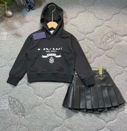 女の子のドレススーツニューキッズデザイナー服ベビーパーティードレスサイズ100-160秋のパーカーとレザープリーツ379