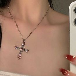 Pendant Necklaces New Gothic Pink Zircon Cross Pendant Necklace Y2K Zircon Heart Necklaces Clavicle Chain for Women Party Wedding Fashion Jewelry Z0417