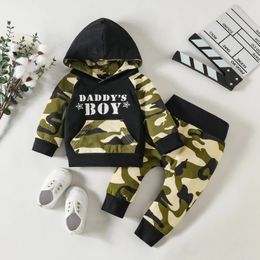 Rompers Baby Boys Army Green Camouflage Letter Print Hooded Long Sleeve Top Trousers Two piece Set 231117