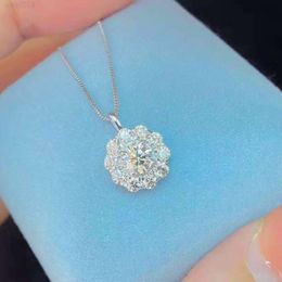 Large Round Shape Natural Diamond Flower Latest Design 18K Solid Gold Jewellery Pendant For Women Engagement Necklaces