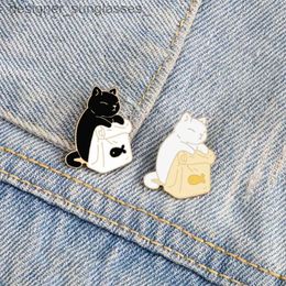 Pins Brooches Cute Black White Cats Enamel Pins Dried Fish Bag Brooch Cartoon Animal Badges Denim Lel Pin Jewellery Gift for Kids Best FriendsL231117