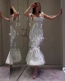 Abiti da ballo moderni a sirena floreale 3D bianchi 2023 Abiti da sera in pizzo con applicazioni di spaghetti in rilievo Plus Size Abiti da sera arabi Abiti da sposa