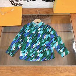 23SSチャイルドシャツブランドデザイナーシャツボーイズフルロゴプリントキッズピュアコットン長袖ラペルシャツ高品質の子供服