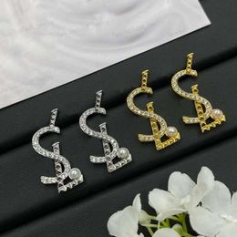 Classic luxury designer earrings, highly recognizable inset Zircon Alphabet Stud earrings, gold/Silver 2 colors, Personalized ear bracket, jewelry, wedding, gifts