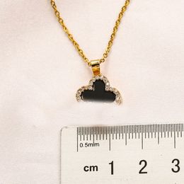 Collane di design Fiori Lettera Ciondolo Placcato in oro Maglione Collana in metallo Anelli Set per le donne Festa di nozze Accessori per gioielli Regalo