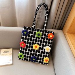 Shoulder Bags 2022 Brand Woven Shoulder Bags for Women Handwoven Tote Bag Flower Hollow Knitted Purses and Handbags Designer Shopping Bag