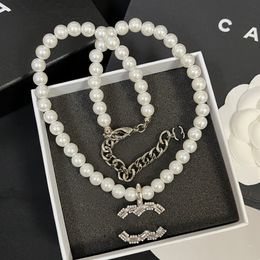 Pearl Pendant Necklace Designer Charm Halsband Kvinnor Ny lyxig långkedja Högkvalitativ varumärke smycken ändrar inte färg Halloween gåva smycken