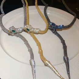 Der Designer klassischer Halsketten verleiht Frauen eine mit Messingdiamanten eingelegte, schlangenförmige Schlüsselbeinhalskette mit einem personalisierten und hochwertigen Gefühl im Groß- und Einzelhandel