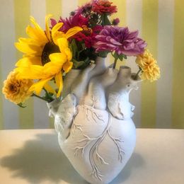 Vases Unique Heart Shape Flower Vase Resin Dried Flower Container Vases Pots Body Sculpture Desktop Flower Pot Home Decoration Y23