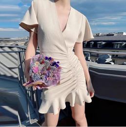 Freizeitkleider Sandro Tailliertes Kleid mit V-Ausschnitt Kurze Wickelkleider für Damen