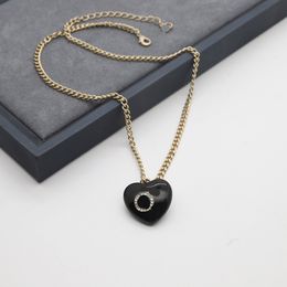 Pendant Necklaces Heart shaped acrylic diamond pendant with fashionable and versatile women's necklace
