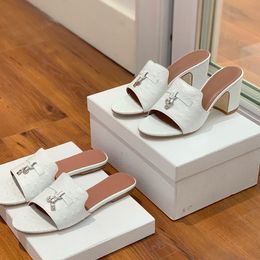 Charms Mule Hausschuhe Slides Sandalen Schuhe klobige Blockabsätze Frauen Luxusdesigner Straußenmuster Lederlaufsohle Abendschuhe Fabrikschuhe