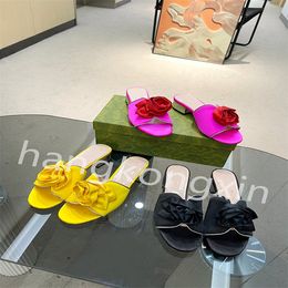 Sandali da donna di alta qualità abbinati ai colori Macaron Flower styling Pantofole estive in raso di seta reale