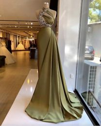 Meerjungfrau Elegant Green Evening Kleider Halfer Hals Perlen Kristallabschlusskleid mit Zug formelle Partykleider maßgeschneiderte Robe de Mariee