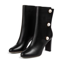 Berühmte Luxus-Damen-Stiefeletten BRINA 85 Originals Schwarz Weiß Runder Kopf Leder Goldring Perlenschnallen Verziert Italien Grobe Absätze Knöchel Kurze Stiefeletten EU 35-43