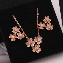 FLOR GOLD Diamond Cross Pingente Inicial Colares longos Conjunto para mulheres Designer de suéter da moda Presentes de casamento de Jóias Cheias de Jóias Garotas Brincos Engajamento