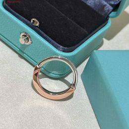 Designer-Tiffan-Ring für Damen, Farbtrennung, modisches und exquisites Bügelschloss, Liebestrend-Band, einfacher zweifarbiger Persönlichkeitsstil, Schmuck, Urlaubsgeschenk