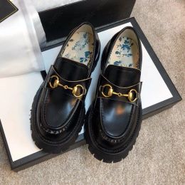 Italien Marken Designer Horsebit Frau Loafer Schuhe weiß schwarz Kalbsleder Mokassins Stickerei Biene Gummisohle Outdoor Freizeitschuhe Kleid Hochzeitskleid Schuhe